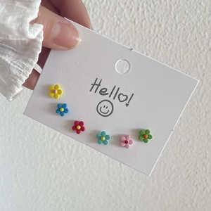 Sechser-Set bunte Blumen-Ohrstecker in hellen Pastellfarben auf einer weißen Displaykarte