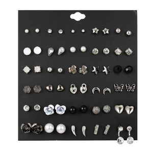 Set di 30 paia di orecchini a lobo assortiti con perle, strass e forme geometriche