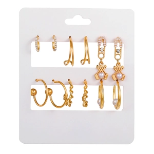Set di 6 paia di orecchini a cerchio dorati con perle e ciondoli a forma di orso