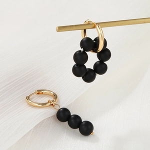 Asymmetrische goldene Ohrringe mit schwarzen matten Perlen und eleganten Süßwasserperlen