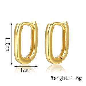 Detailansicht der goldenen hohlen geometrischen Creolen mit Maßen von 1,5 cm mal 1 cm
