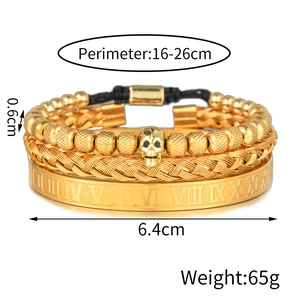 Dettaglio del bracciale con teschio e polsino in acciaio con numeri romani e misure