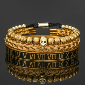 Dettaglio di bracciali stile punk con teschio, trama intrecciata e numeri romani