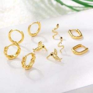 Dettaglio del set di orecchini geometrici placcati oro con forme di serpente e colibrì