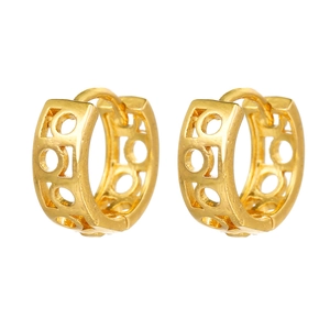 Dettaglio di orecchini a cerchio placcati oro con motivi geometrici a stella