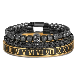 Dettaglio del bracciale con teschio, cinturino in acciaio intrecciato e numeri romani