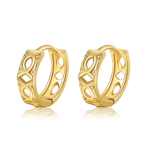 Dettaglio macro di orecchini placcati in oro con motivi geometrici a cerchio e rombo