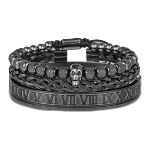 Dettaglio set bracciali nero opaco con ciondolo teschio e numeri romani incisi