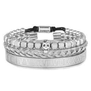 Dettaglio del set bracciali argento da uomo con ciondolo teschio e numeri romani