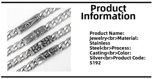 Dettaglio di quattro bracciali a catena punk in acciaio inox con teschio e croce