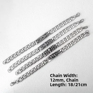Dettaglio del bracciale punk in acciaio inossidabile da 12mm con ciondoli a teschio sbalzati