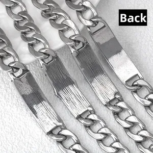 Bracciale cubano punk in acciaio argento che mostra i dettagli spazzolati del retro
