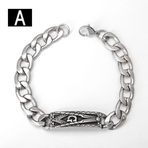 Dettaglio del bracciale a catena cubana in acciaio argento vintage con simbolo massonico