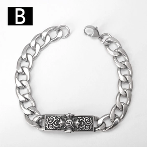 Dettaglio del bracciale cubano gotico in acciaio inossidabile con placca incisa