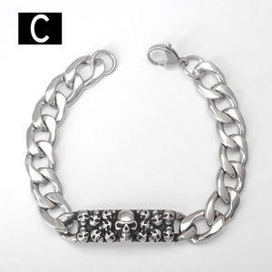 Dettaglio del bracciale a catena cubana in acciaio inossidabile con placca di teschi
