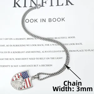 Dettaglio collana a catena da 3mm con pendente a scudo, motivo aquila e bandiera americana
