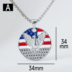 Dettaglio pendente aquila tonda 34mm in acciaio con smalto bandiera americana e stelle