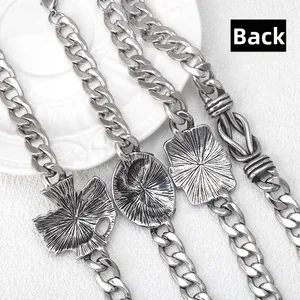 Vue arrière de bracelets vintage en acier inoxydable avec maillons cubains et motifs floraux