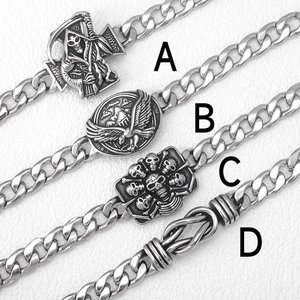 Vue détaillée de quatre bracelets punk en acier inoxydable avec motifs de crâne et d'aigle
