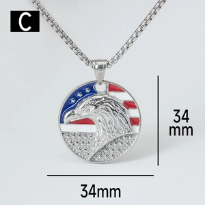 Dettaglio macro della collana con aquila 34 mm e bandiera USA su catena a box