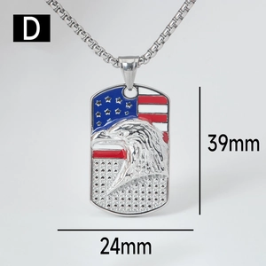 Dettaglio del ciondolo aquila in acciaio con bandiera USA smaltata e misure 39mm x 24mm
