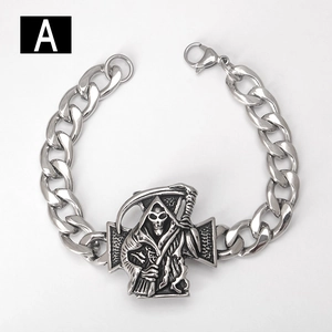 Détail du pendentif croix faucheuse gothique sur un bracelet gourmette en acier inoxydable