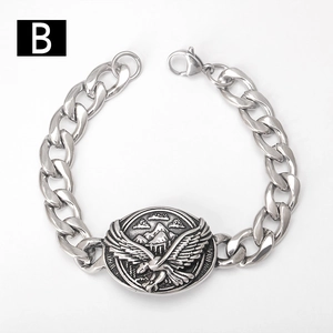 Détail du relief d'aigle sur un bracelet gourmette en acier inoxydable style punk