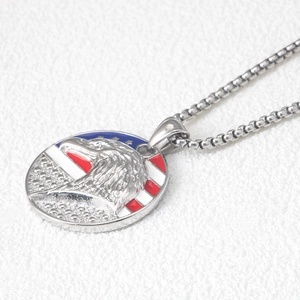 Collana con pendente aquila in acciaio inossidabile e smalto bandiera USA su tessuto