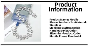 Détail d'une chaîne de téléphone artisanale en acier inoxydable argenté sur coque claire