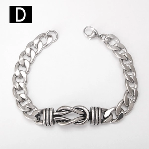 Vue macro d'un bracelet gourmette en acier inoxydable avec nœud industriel et fermoir