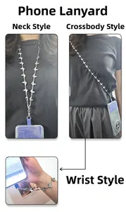 Dettaglio catena per telefono a farfalla argento con modalità tracolla e polso