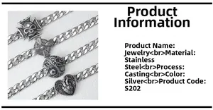 Détail d'un bracelet en acier inoxydable avec pendentifs croix de crâne et soleil celtique
