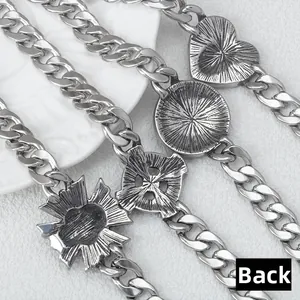 Bracelet gourmette en acier inoxydable argenté montrant le dos des pendentifs crâne et cœur