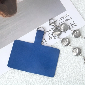 Chaîne de téléphone en acier avec maillons coquillages et attache en velours bleu marine