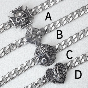 Détails de quatre bracelets punk en acier inoxydable avec divers pendentifs et chaînes