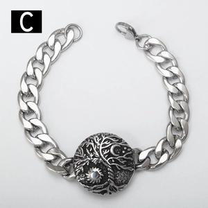 Détail du bracelet gourmette en acier inoxydable avec relief Arbre de Vie et fermoir mousqueton