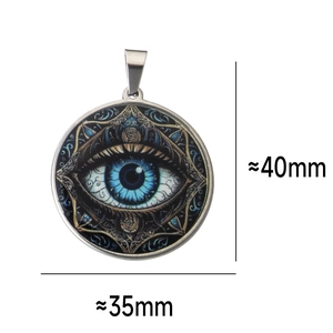 Détail macro du pendentif Œil de protection avec dimensions 40mm x 35mm sur fond blanc