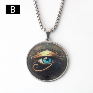 Vue macro du pendentif Œil de Horus en acier inoxydable avec émail bleu et chaîne