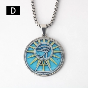 Détail du pendentif Œil d'Horus en acier avec symboles Ankh sur fond marbré bleu