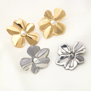 Minimalist stainless steel flower earrings with pearls in gold and silver finish