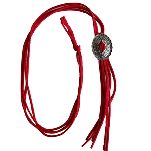 Western stijl rode suède bolo tie met sierlijke zilveren gesp en decoratieve kwastjes