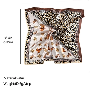 Carré de soie en satin rétro avec imprimé léopard et motifs de ceintures et chaînes