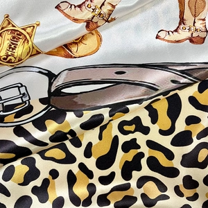 Foulard en satin luxueux avec bottes de cowboy, motif léopard et étoile de shérif