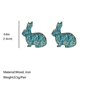 Handgefertigte blaue Hasen-Ohrstecker aus Holz für Ostern mit Größenangabe 1,6 cm