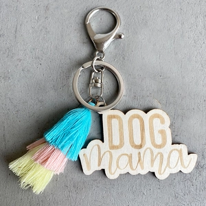 Porte-clés en bois Dog Mama fait main avec pompons colorés et fermoir mousqueton