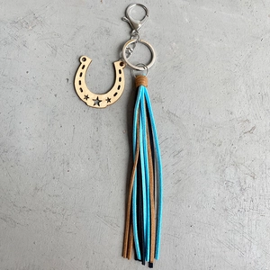 Porte-clés fer à cheval aztèque avec pendentif bois et franges en similicuir bleu brun