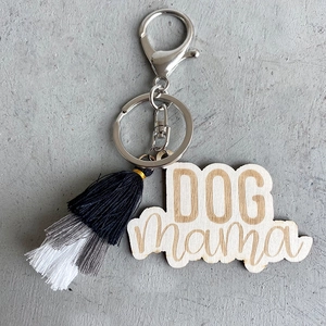 Détail du porte-clés en bois DOG mama avec pompon dégradé gris et fermoir argenté