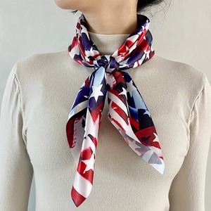 Elegante foulard in seta da donna con stampa bandiera USA, stelle e strisce rosse bianche e blu