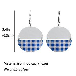 Minimalistische halbrunde Acryl-Ohrringe mit blau-weißem Karomuster in 2,4 Zoll Länge
