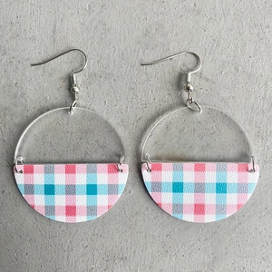 Minimalistische halbrunde Ohrringe aus Acryl und Plaid-Leder mit silbernen Metallhaken